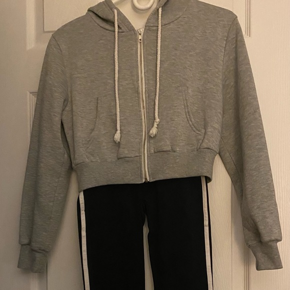 Crop sweat shirt and leggings. Smoke free - Picture 2 of 2